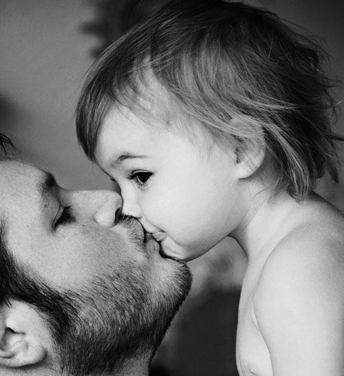 Peut-on embrasser son enfant sur la bouche ? - Drôles de mums