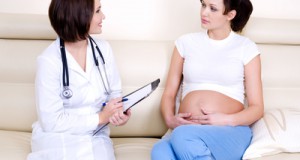 doctor communicates with pregnant woman