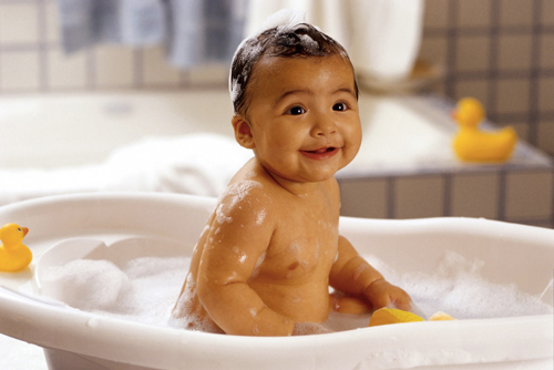 Le nécessaire au bain de bébé - Drôles de mums