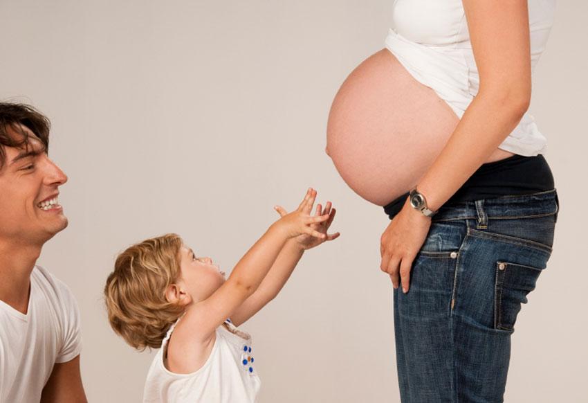 Беременна очень. Child Kiss pregnant belly. Mistake first second pregnant. How to be pregnant for Twin boys.