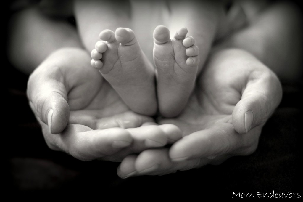 Newborn-feet-in-Dads-Hands