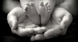 Newborn-feet-in-Dads-Hands