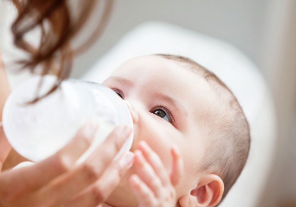 Biberon chaud ou froid : quelle température pour le lait de bébé ?