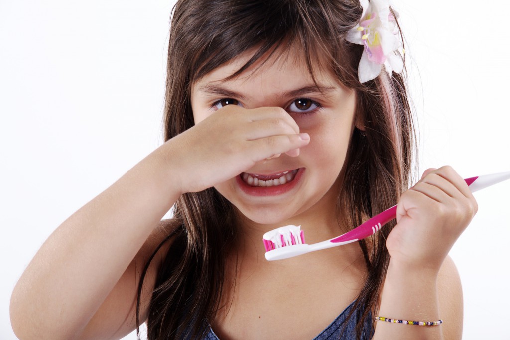 Kind Mädchen und Zahnpflege, Zahncreme stinkt