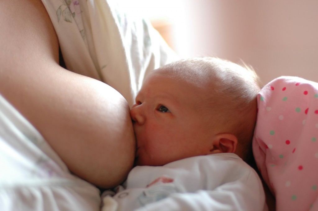 Comment bien porter son bébé et l'allaiter sans se faire mal au dos, aux  cervicales