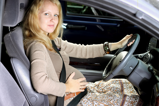 Comment mettre sa ceinture en voiture quand on est enceinte ? 