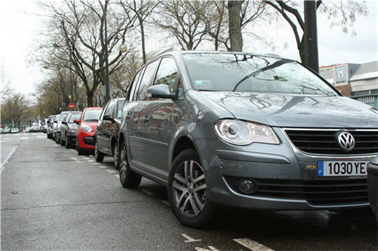 enfant-laisse-dans-voiture