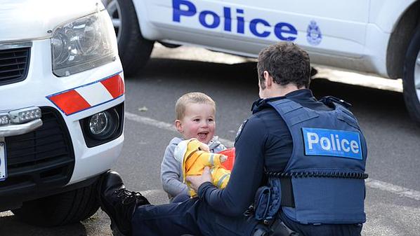 Le Policier Distrait Un Enfant Pour Quil Ne Voit Pas Sa Maman Coincée