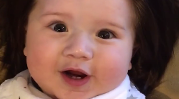 Video Theo Le Bebe Le Plus Chevelu Du Web Droles De Mums