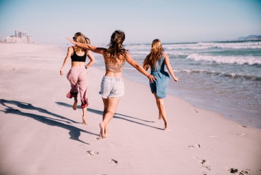 summer-running-fun-ocean-playful-freedom-vacation-girls-friends-cheering_t20_e8k1pl