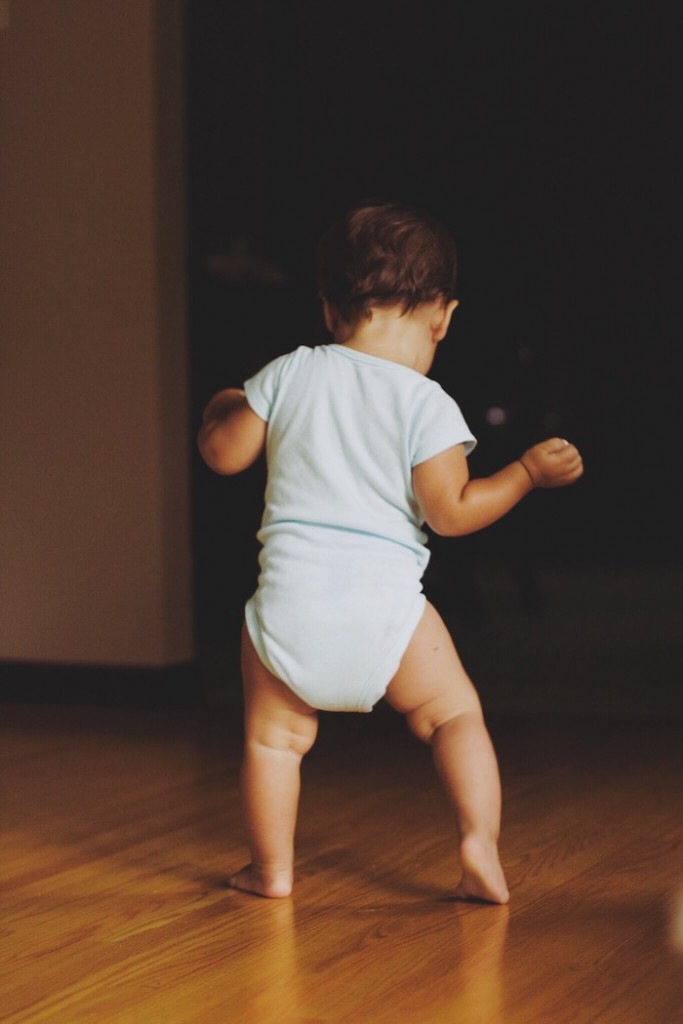 Bébé se met debout quelles chaussures pour apprendre à marcher ? Drôles de mums